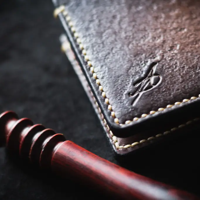 Ročno izdelana usnjena denarnica AP Leather s sedlarskim šivom in vtisnjenim znakom.